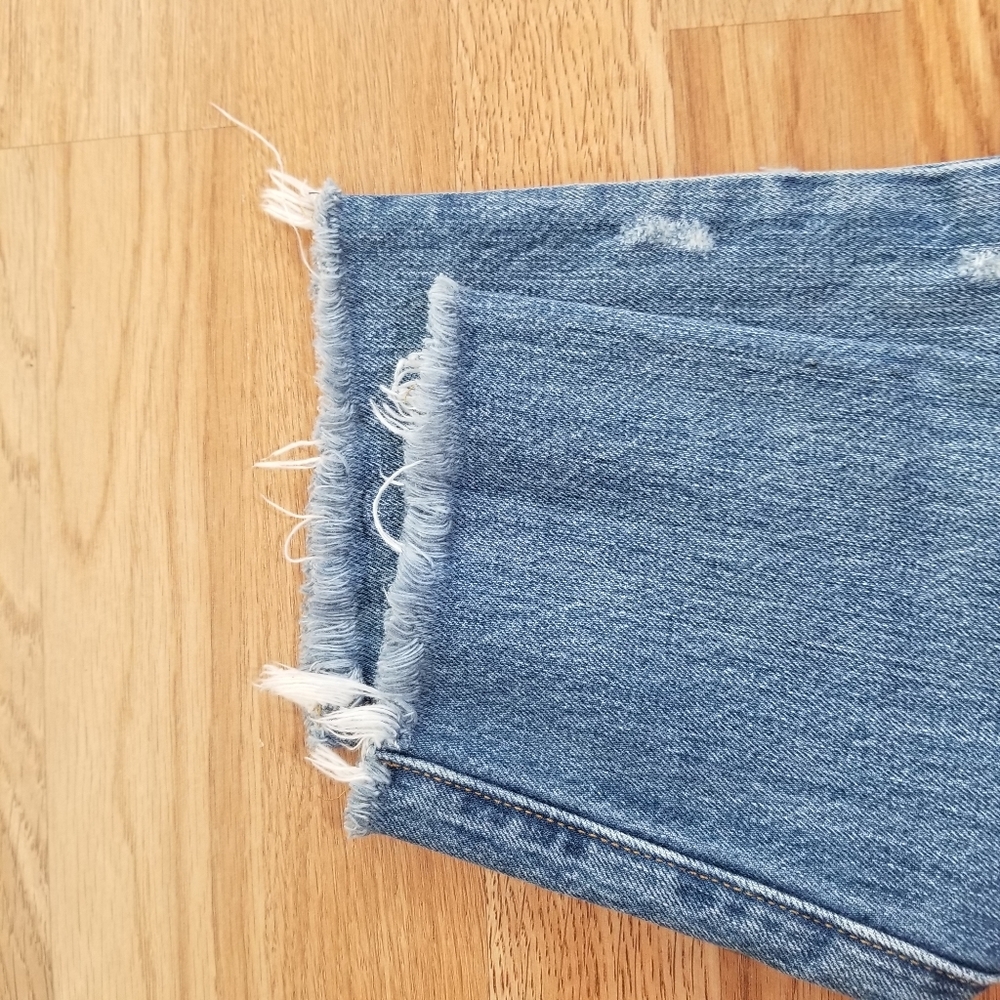 501 Levi's Medium Wash Distressed Button Fly Levi's Jeans. - Picture 12 of 15